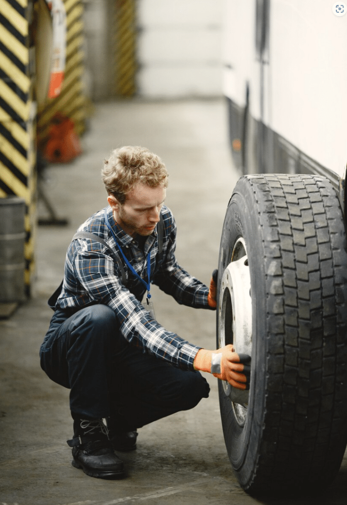Ispezione degli pneumatici del camion