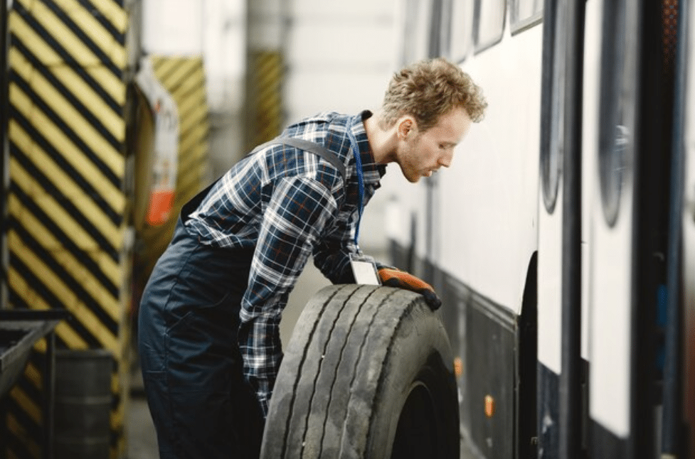 Montaje de neumáticos de camión
